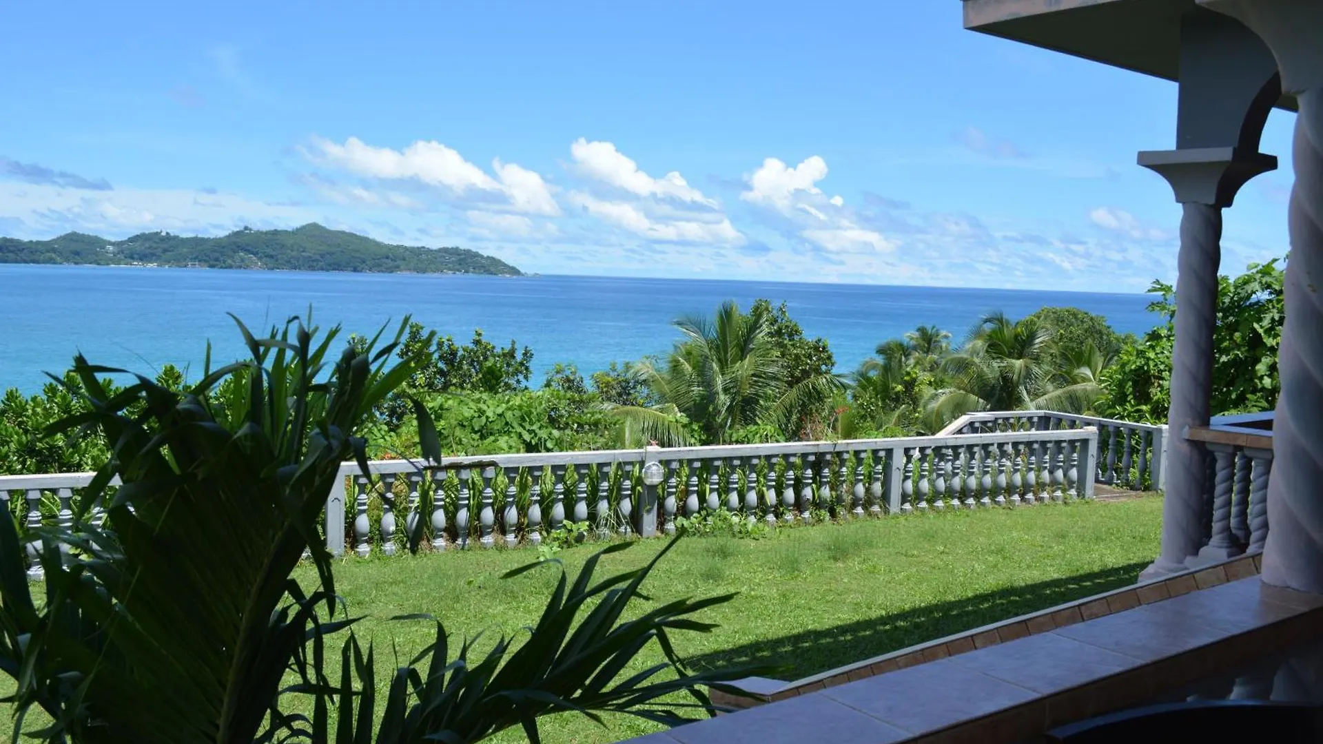 Bayview Villa -Sea Side Villa Anse Boileau Maison d'hôtes
